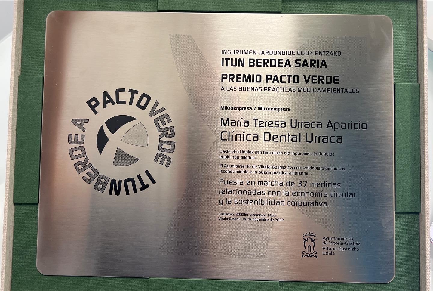 Placa del Premio a las Buenas Prácticas Medioambientales de Clínica Dental Urraca.